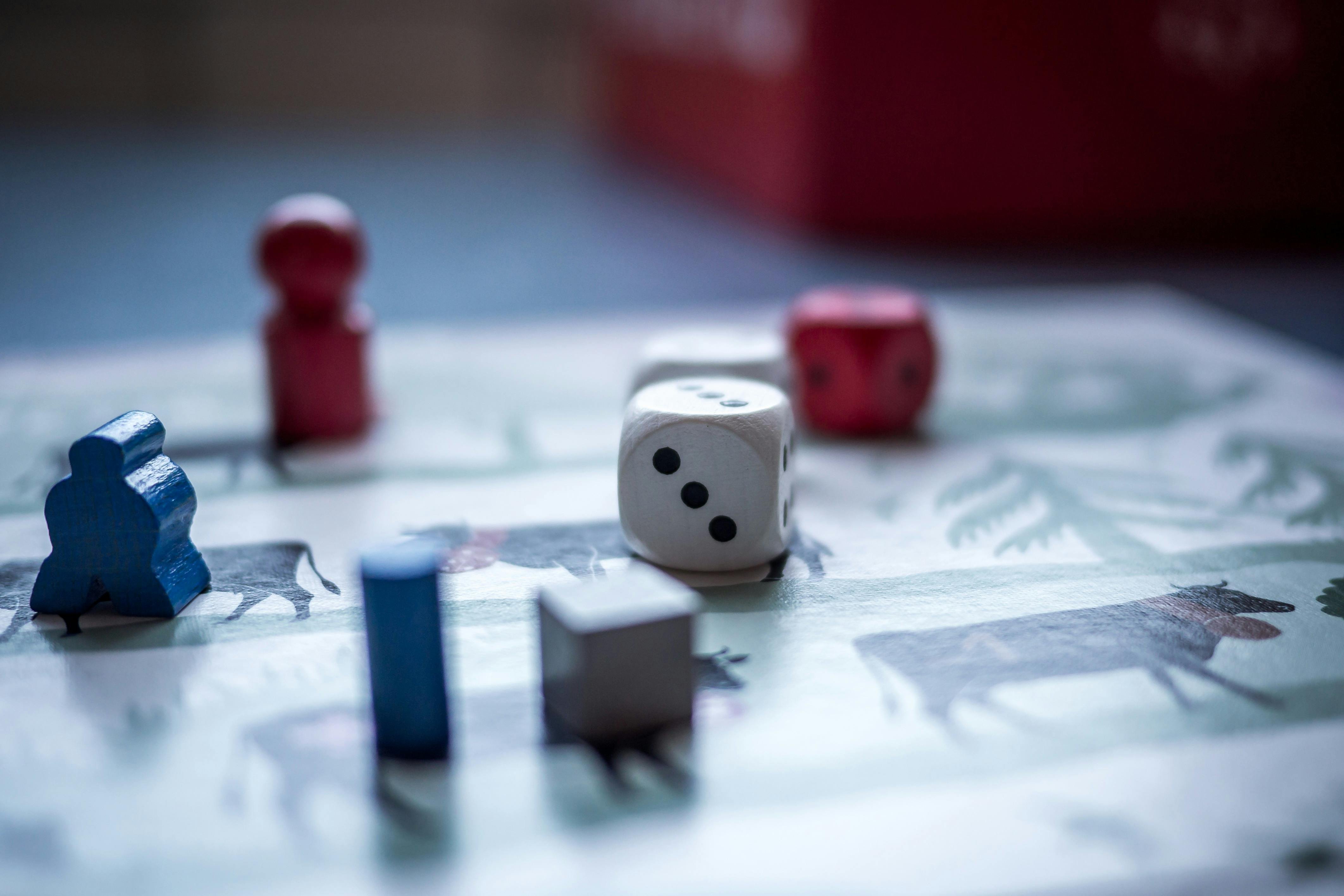 uu777 အွန်လိုင်း ကတ်ဂိမ်း Poker Rummy မြန်မာကစားသမားများ ကစားနေသောပုံ